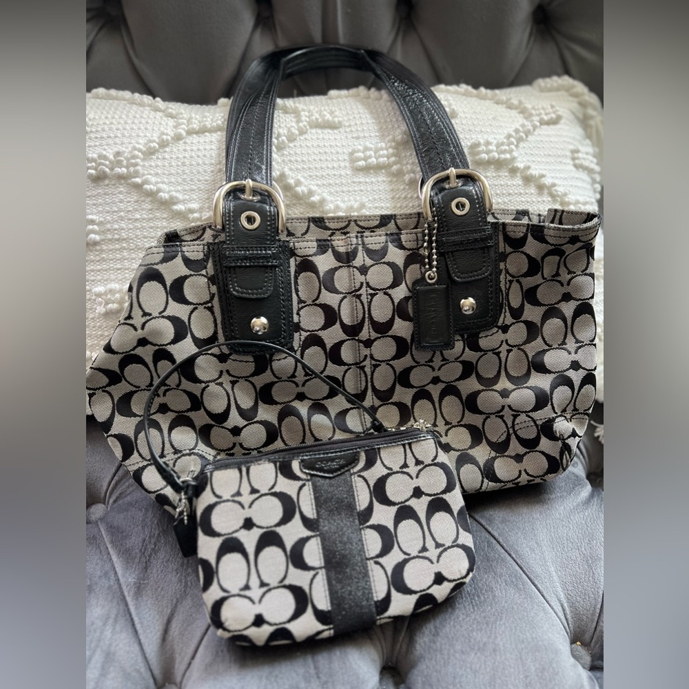 Coach Vintage Y2K purse in mint condition used once. Wallet included